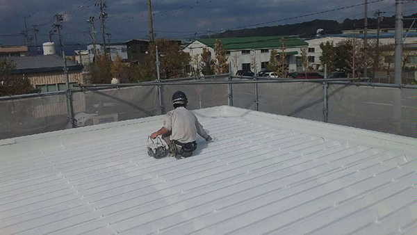 【折板屋根】中塗り塗装<br />
<br />
お客様にご指定いただいた、塗料を刷毛とローラーを使い丁寧に塗っていきます。基本的には塗膜を保持するために、手塗り塗装を行います。<br />
こちらは、耐候性や光沢保持性に優れ屋根への蓄熱を抑制する、屋根用遮熱塗料を施工します。